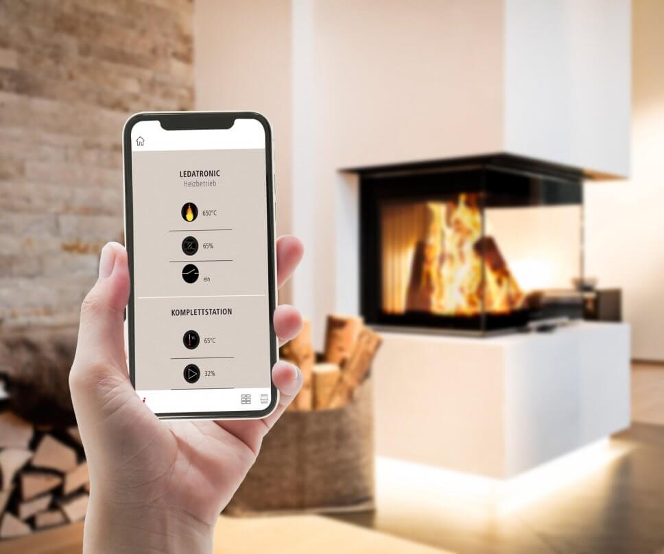 Modern eingerichtetes Wohnzimmer mit Kaminofen im Mittelpunkt