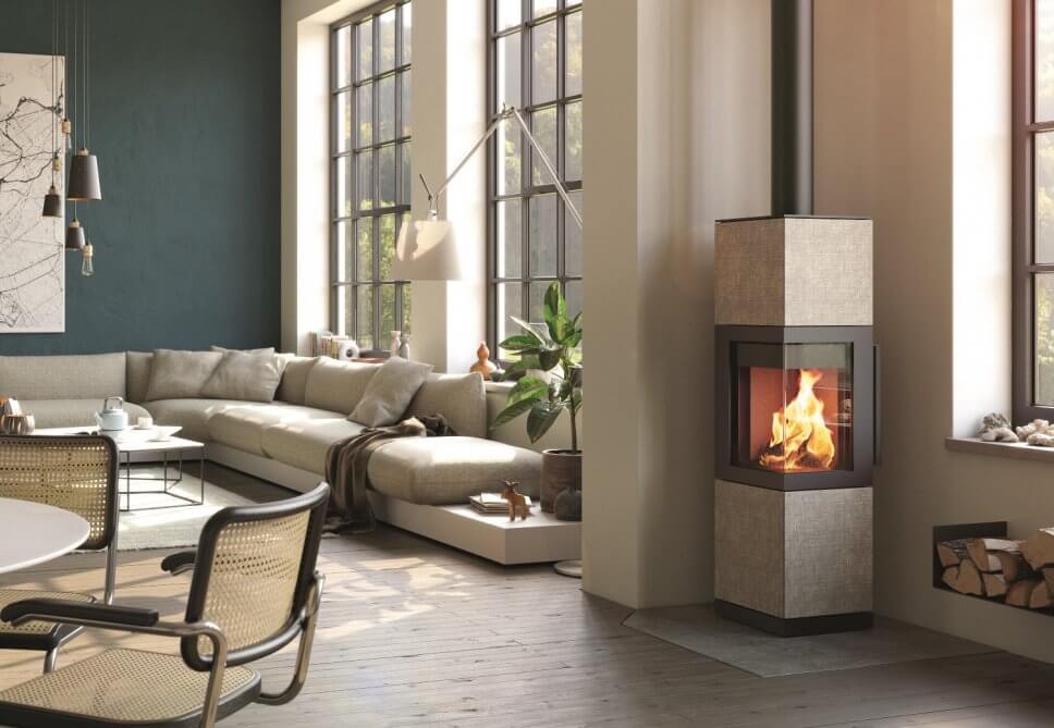 Modern eingerichtetes Wohnzimmer mit Kaminofen im Mittelpunkt