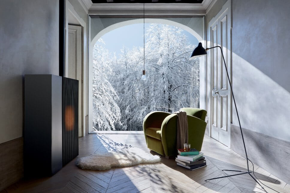 Modern eingerichtetes Wohnzimmer mit Kaminofen im Mittelpunkt