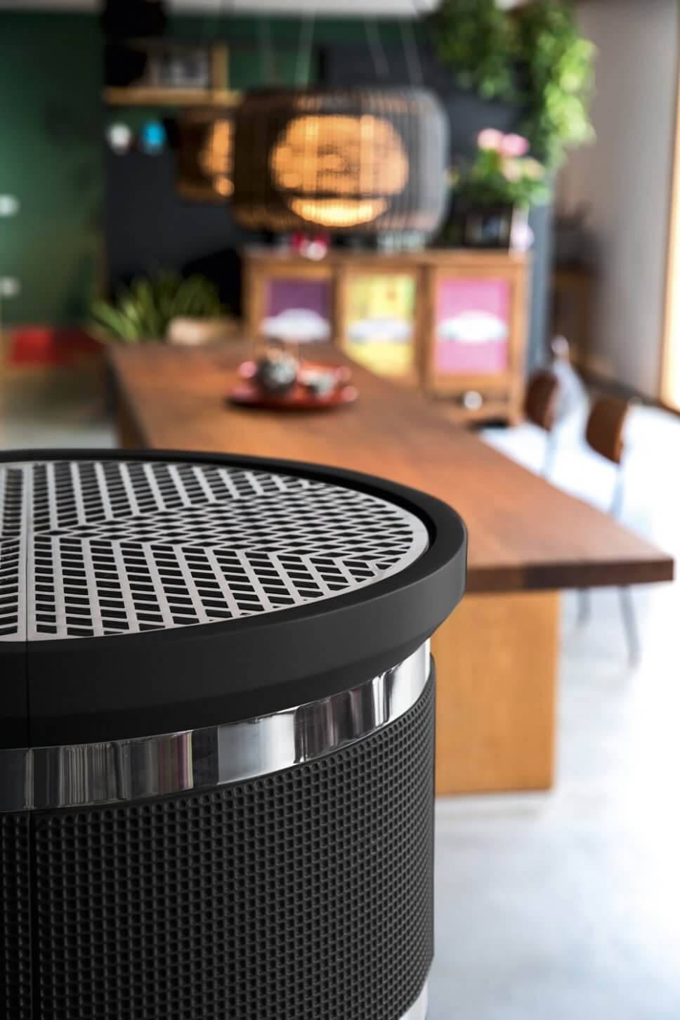 Modern eingerichtetes Esszimmer mit Kaminofen im Mittelpunkt