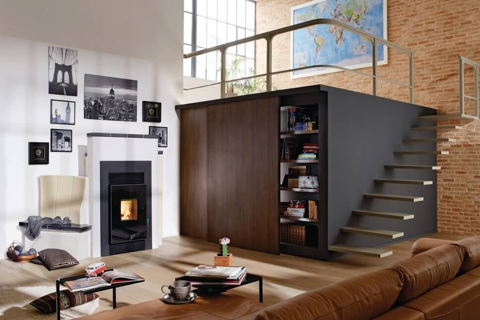 Modern eingerichtetes Wohnzimmer mit Kaminofen im Mittelpunkt