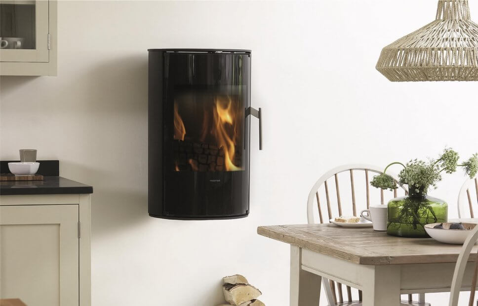 Modern eingerichtetes Wohnzimmer mit Kaminofen im Mittelpunkt