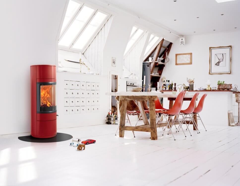 Modern eingerichtetes Wohnzimmer mit Kaminofen im Mittelpunkt