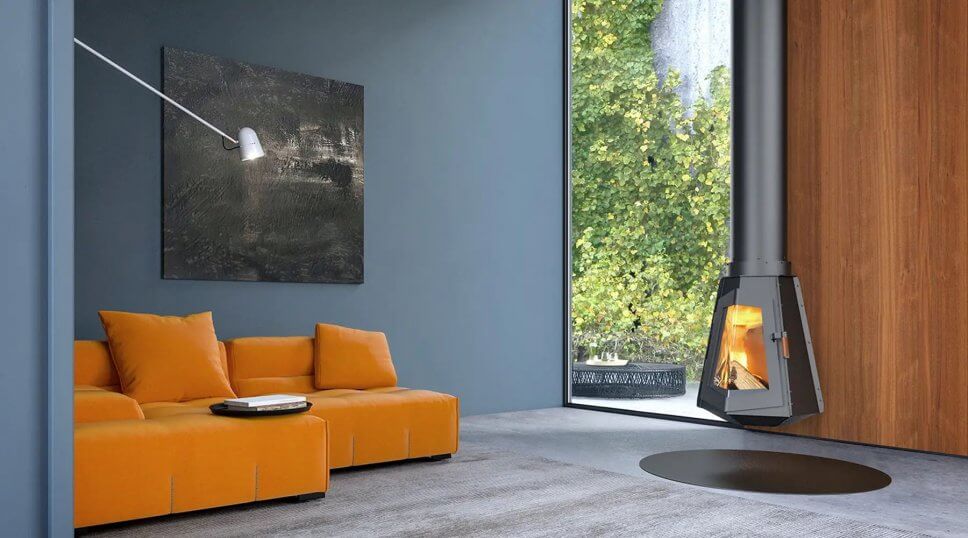 Modern eingerichtetes Wohnzimmer mit Kaminofen im Mittelpunkt