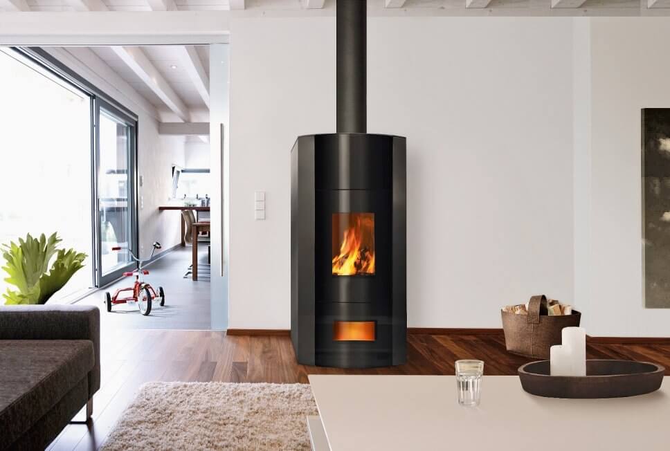 Modern eingerichtetes Wohnzimmer mit Kaminofen im Mittelpunkt