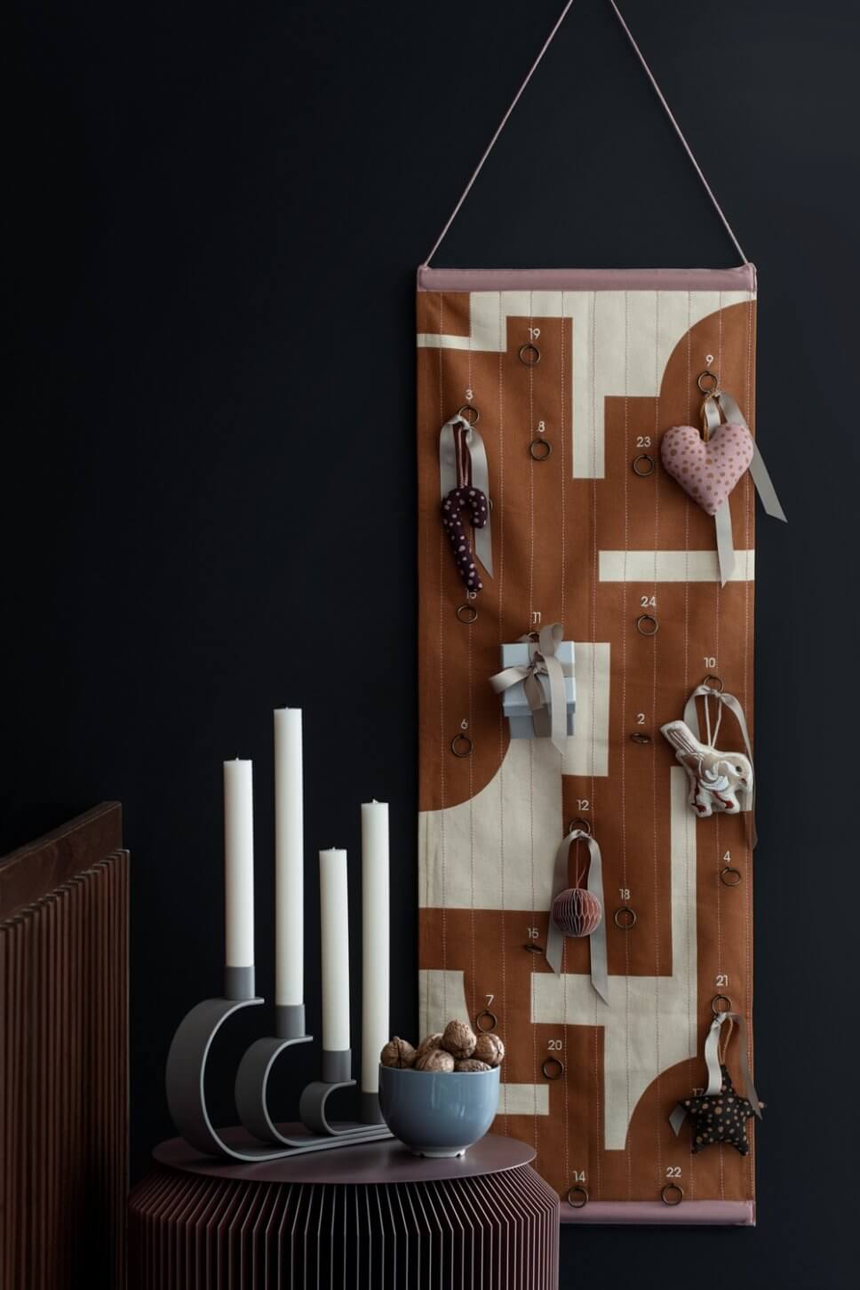 Adventskalender aus Stoff in weihnachtlich geschmücktem Zimmer