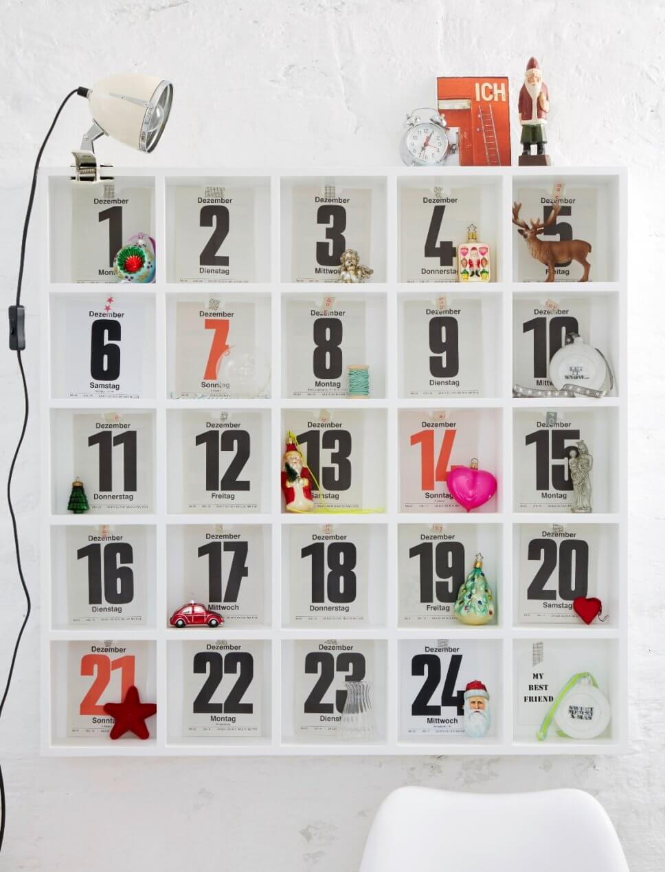 Adventskalender aus Holz in weihnachtlich geschmücktem Zimmer
