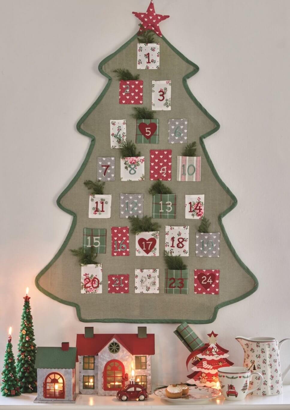 Adventskalender aus Stoff in weihnachtlich geschmücktem Zimmer