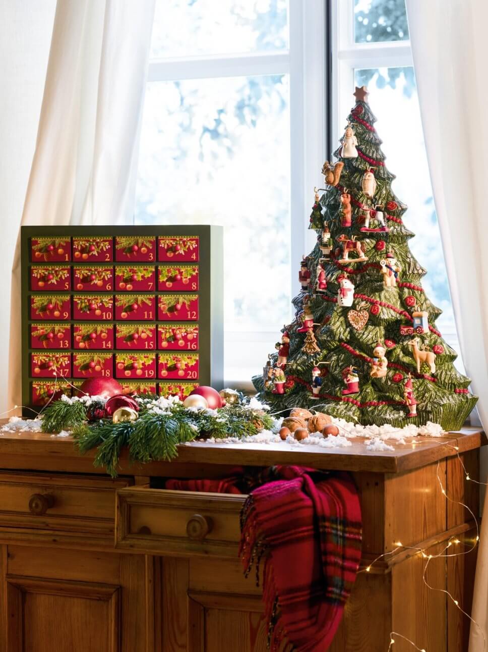 Adventskalender aus Holz in weihnachtlich geschmücktem Zimmer