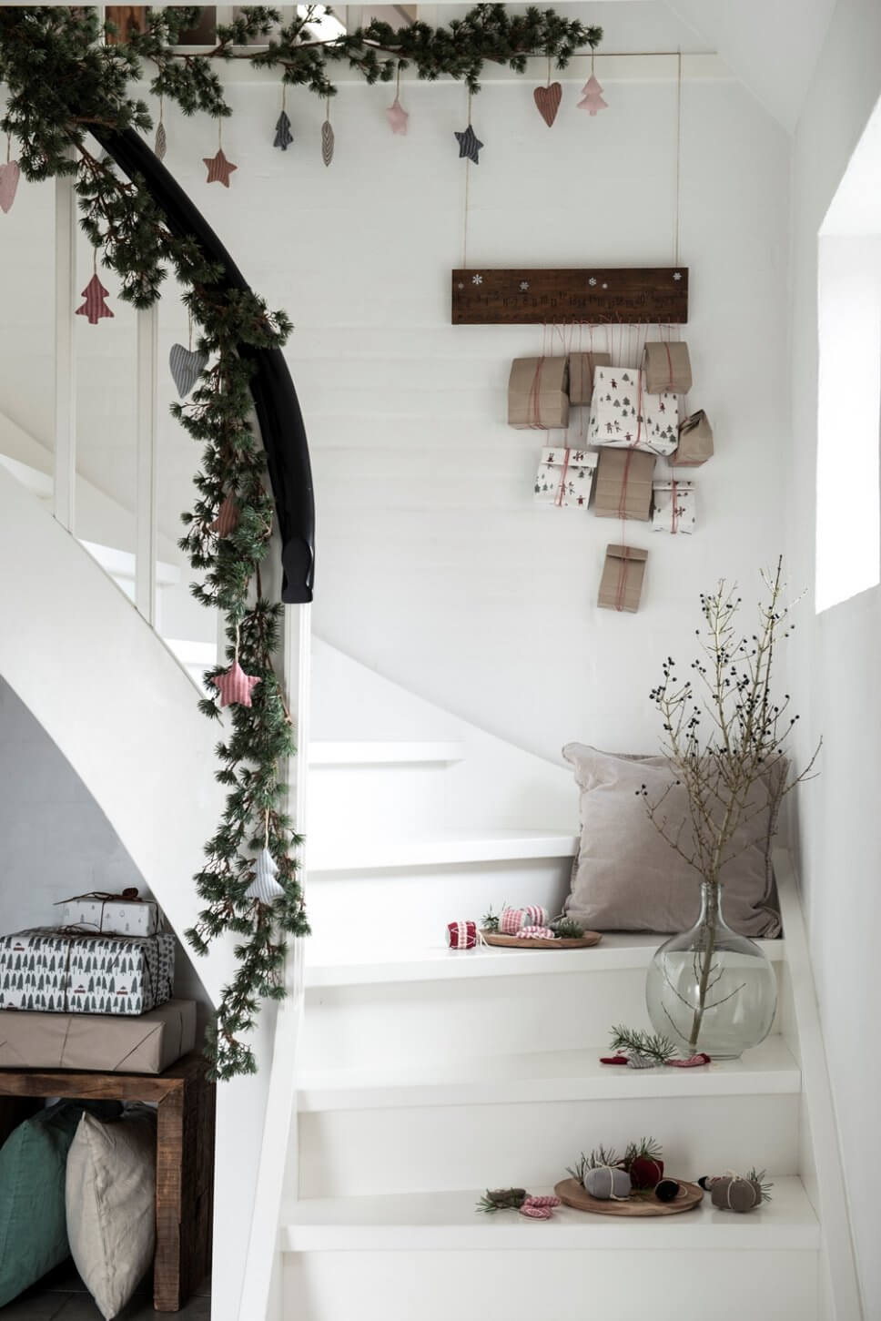 Adventskalender aus Holz in weihnachtlich geschmücktem Zimmer
