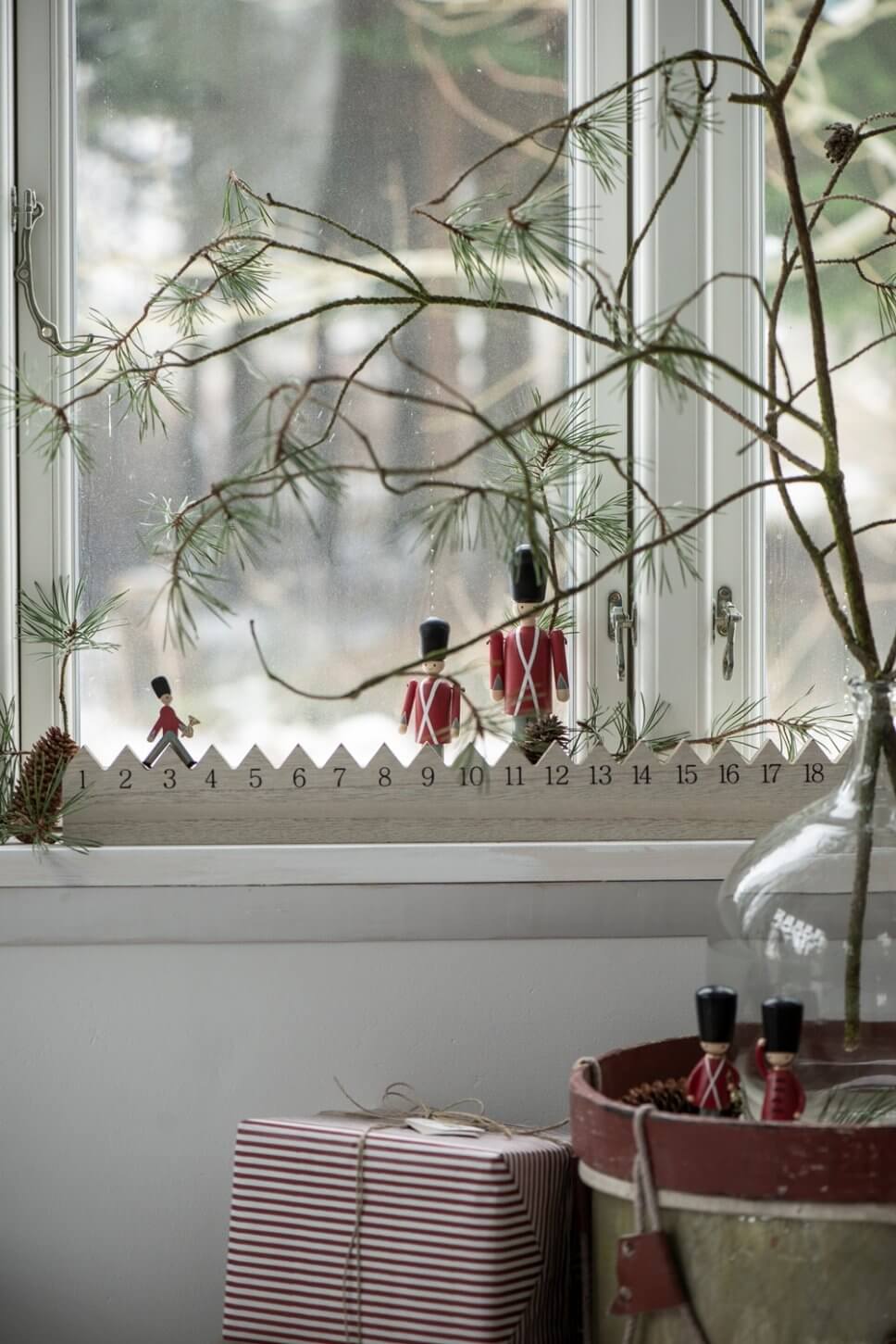 Adventskalender aus Holz in weihnachtlich geschmücktem Zimmer