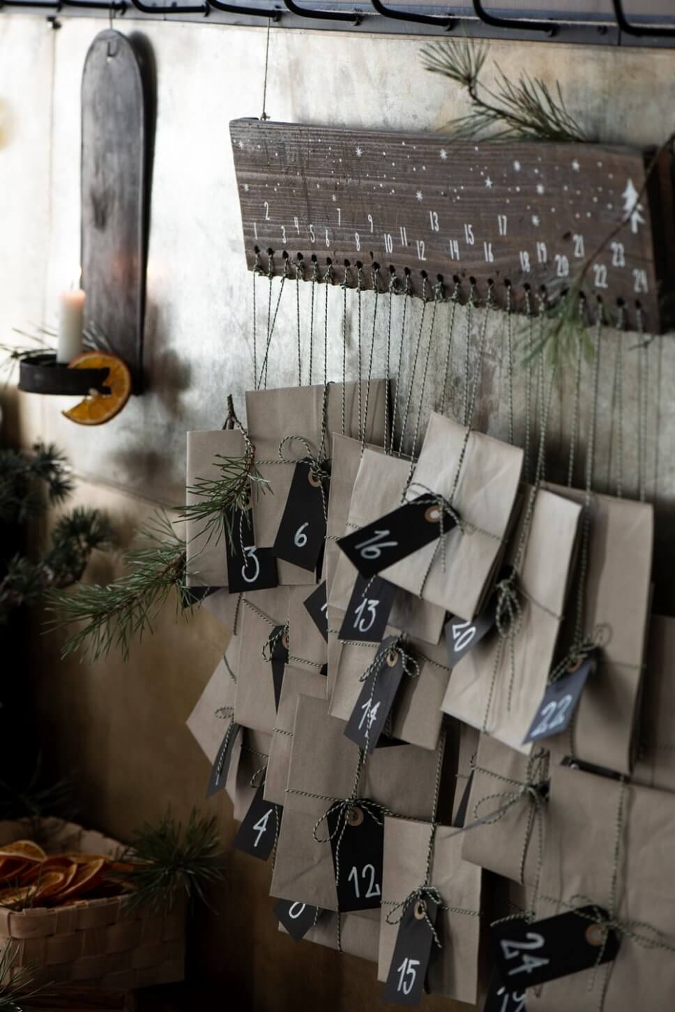 Adventskalender aus Holz in weihnachtlich geschmücktem Zimmer