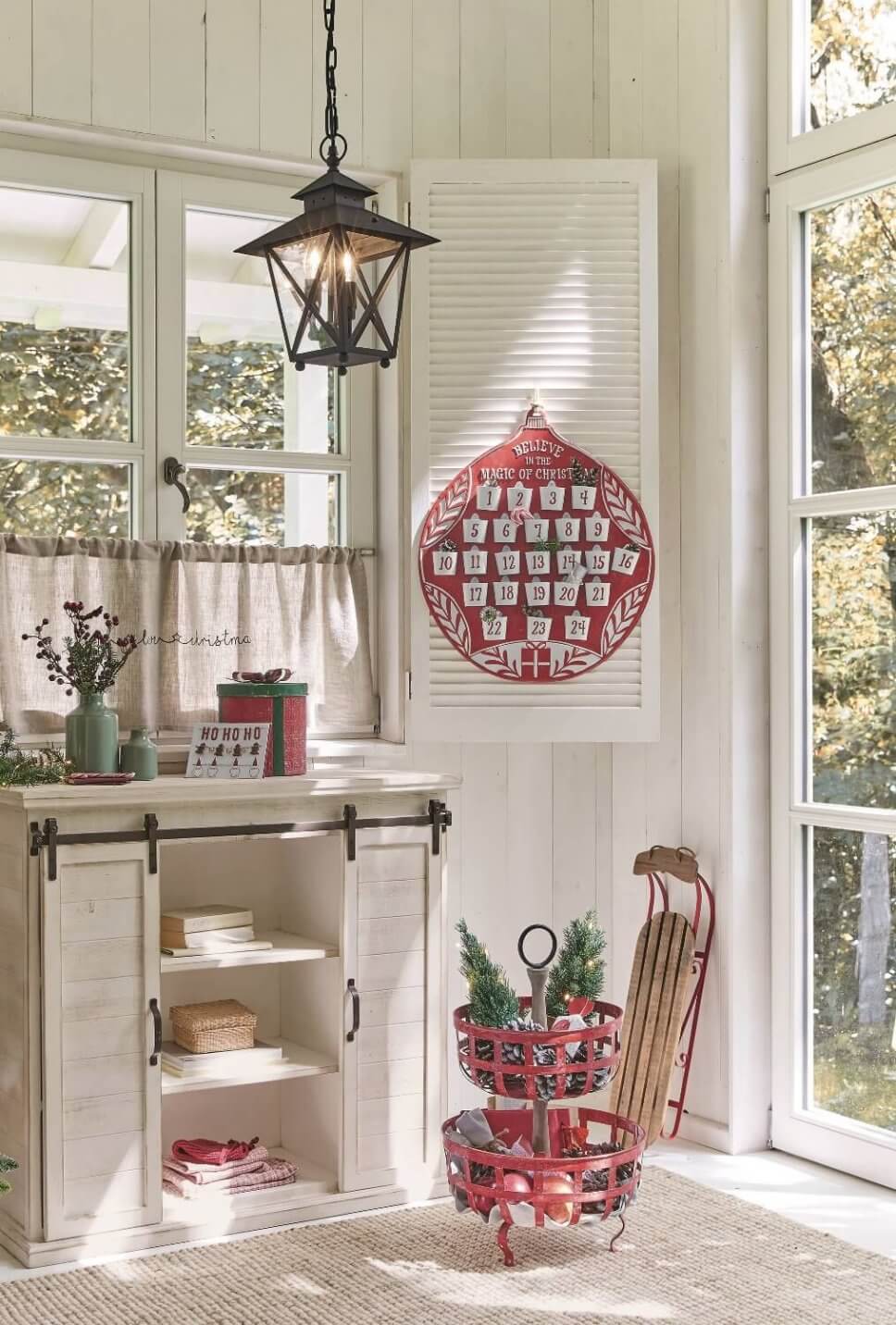 Adventskalender aus Metall in weihnachtlich geschmücktem Zimmer