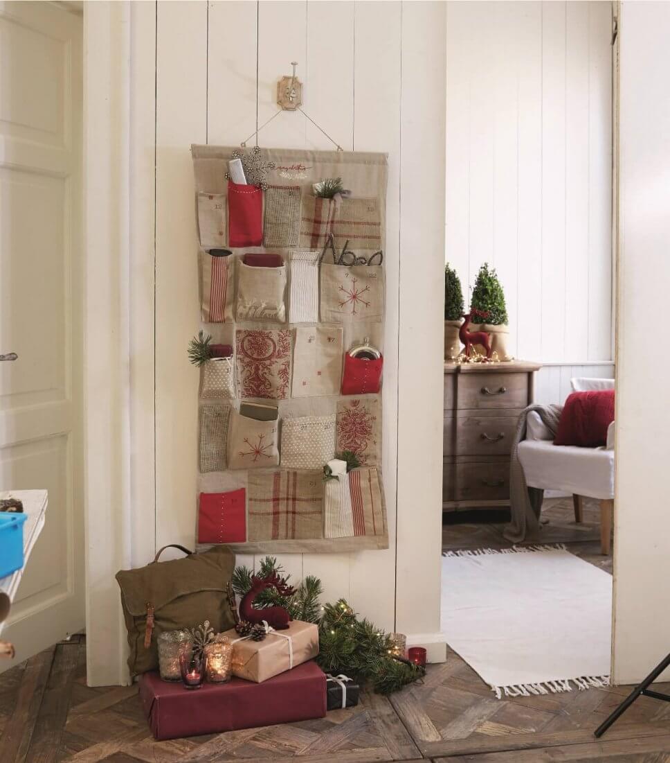 Adventskalender aus Stoff in weihnachtlich geschmücktem Zimmer