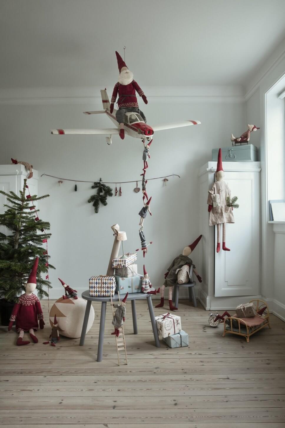 Adventskalender aus Stoff in weihnachtlich geschmücktem Zimmer