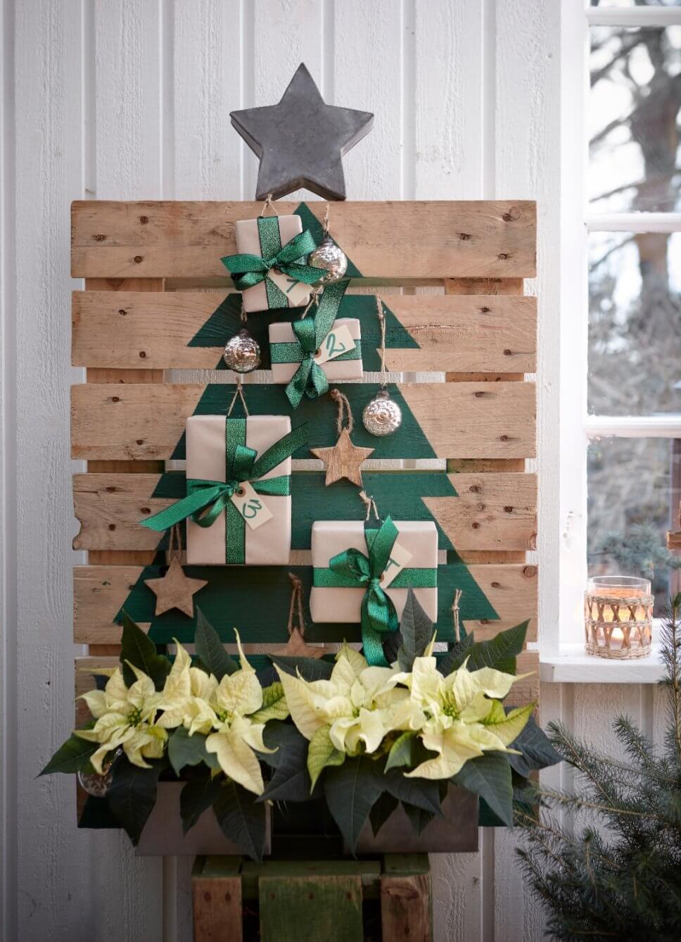 Adventskalender aus Holz in weihnachtlich geschmücktem Zimmer