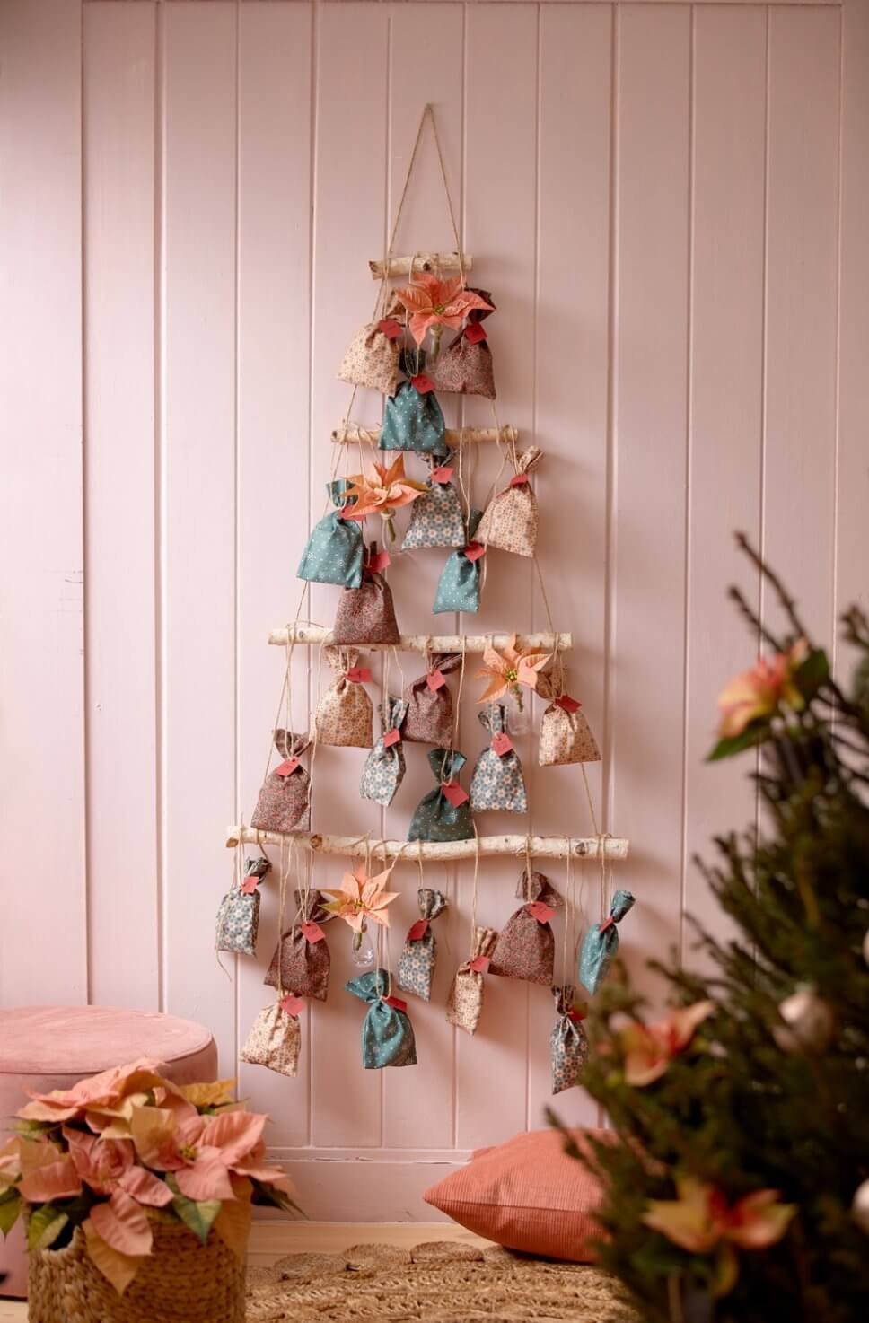 Adventskalender aus Stoff in weihnachtlich geschmücktem Zimmer