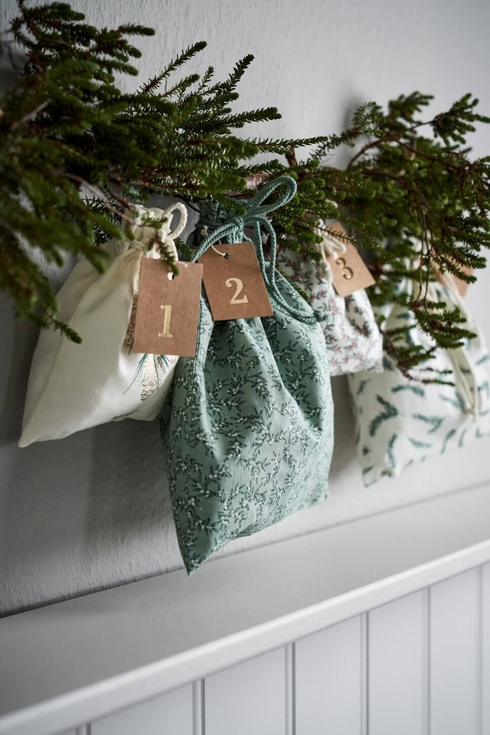 Adventskalender aus Stoff in weihnachtlich geschmücktem Zimmer