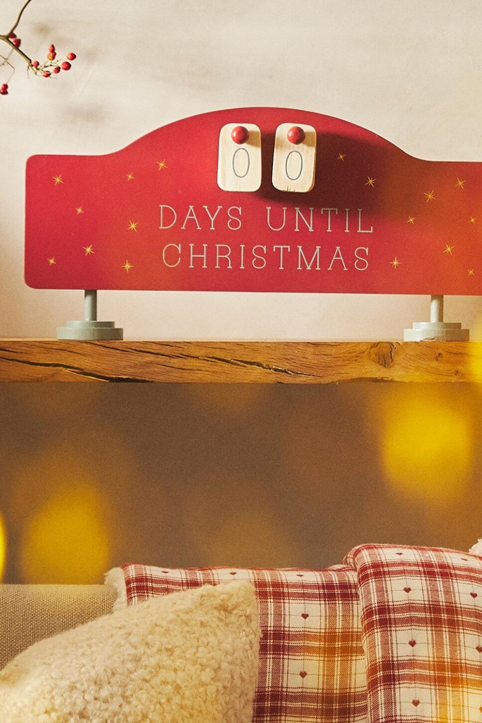 Adventskalender aus Holz in weihnachtlich geschmücktem Zimmer