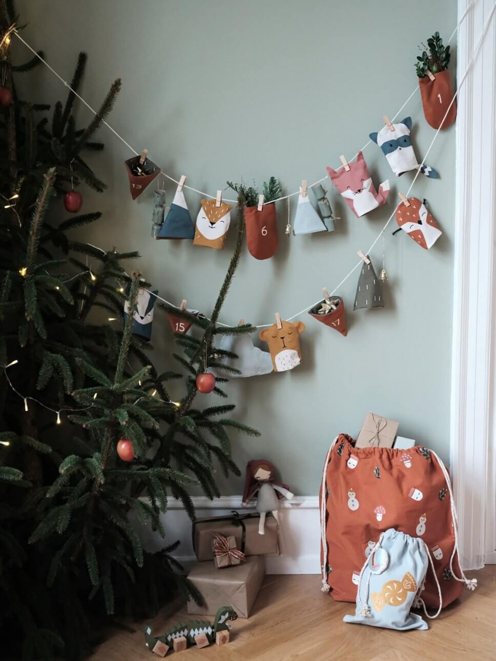 Adventskalender aus Stoff in weihnachtlich geschmücktem Zimmer