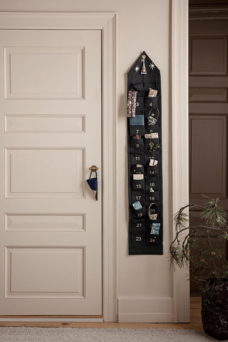 Adventskalender aus Stoff in weihnachtlich geschmücktem Zimmer