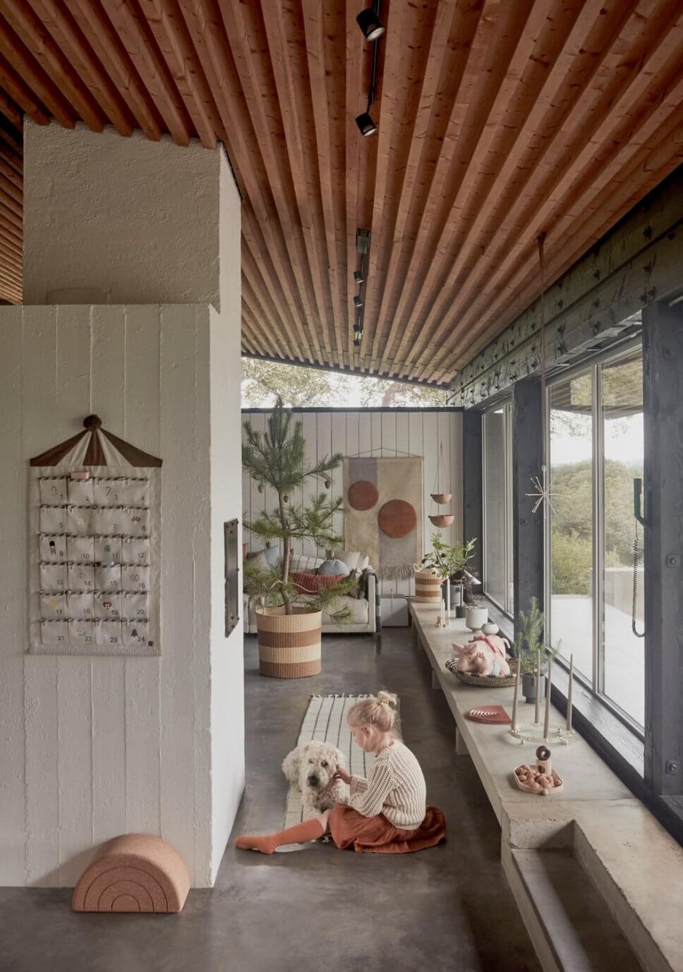 Adventskalender aus Stoff in weihnachtlich geschmücktem Zimmer