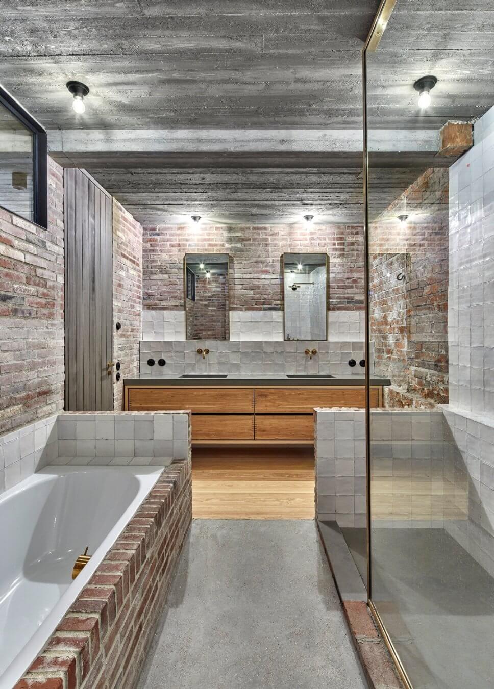 Modern eingerichtetes Badezimmer im Backsteinbau