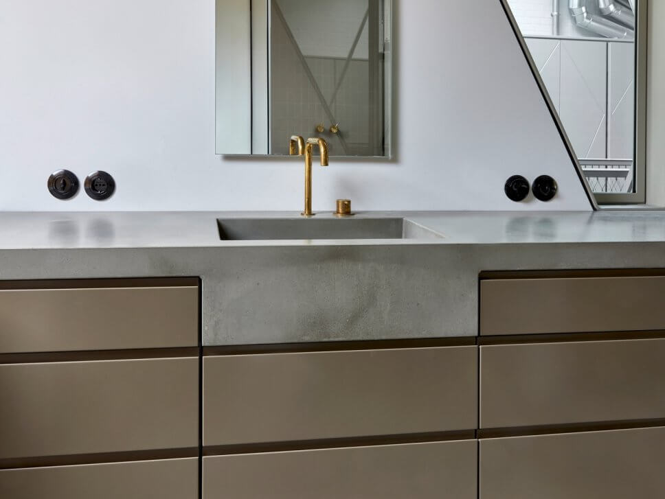 Modern eingerichtetes Badezimmer im Backsteinbau