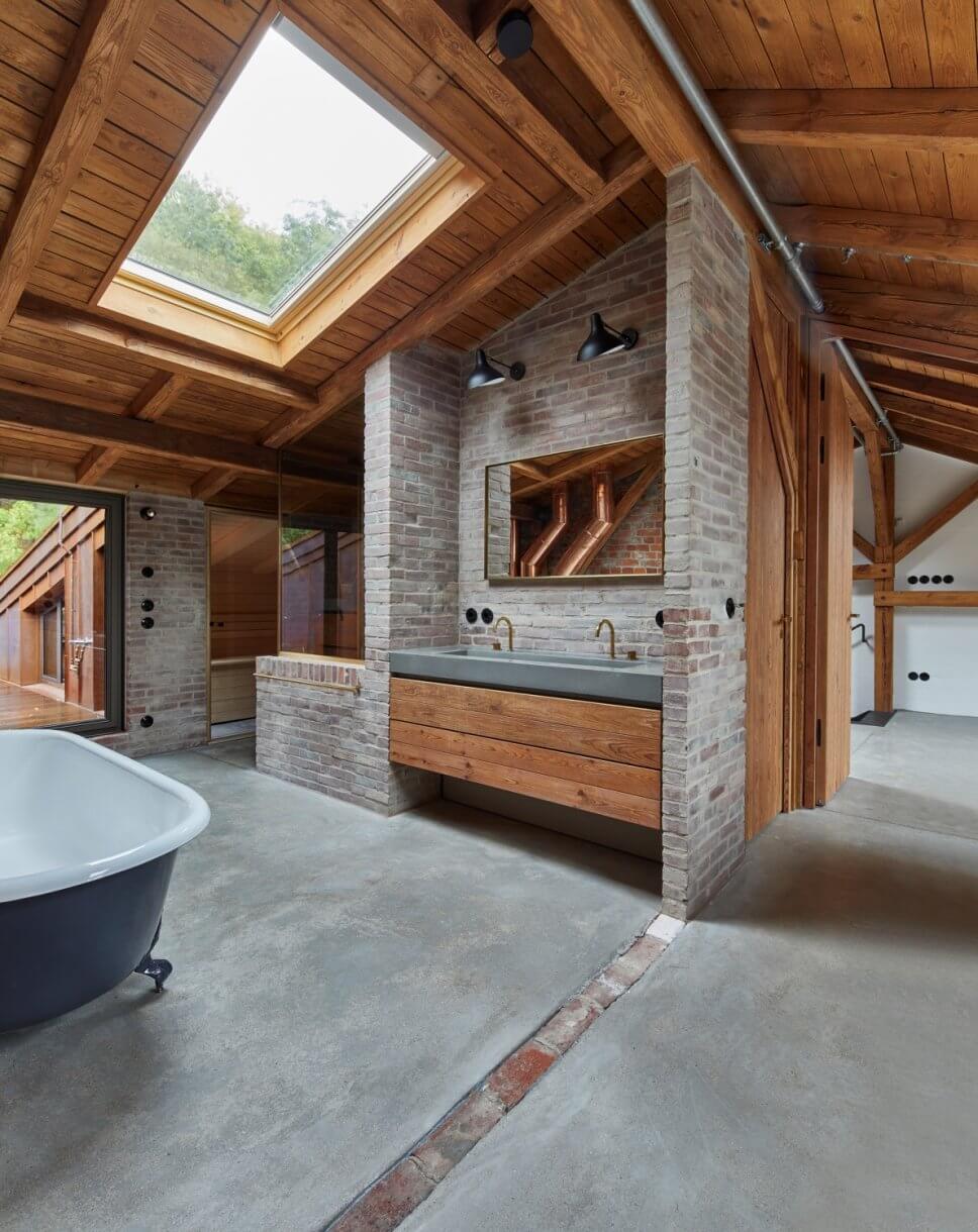 Modern eingerichtetes Badezimmer im Backsteinbau