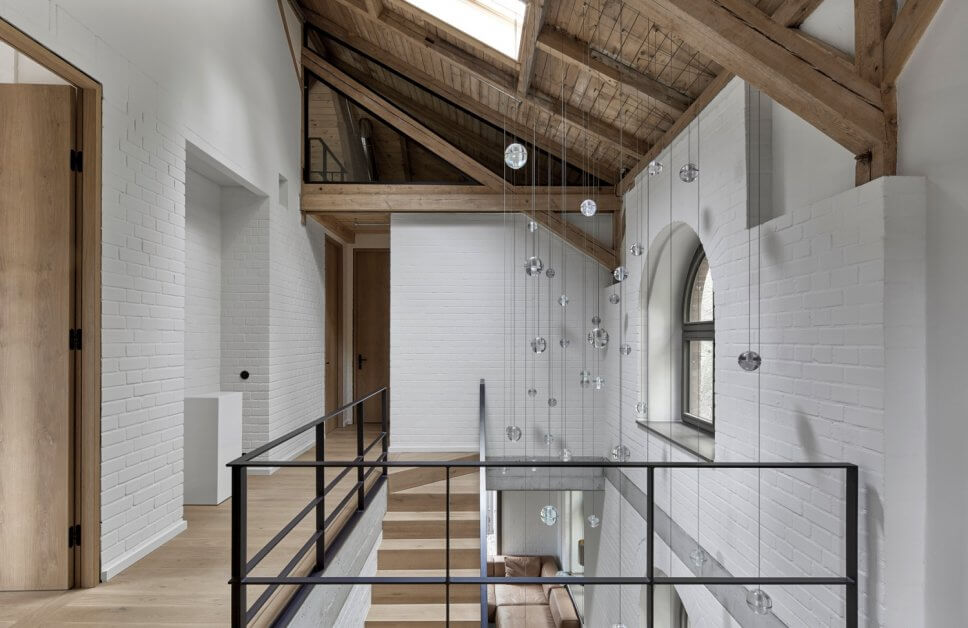 Modernes Treppenhaus im Backsteinbau