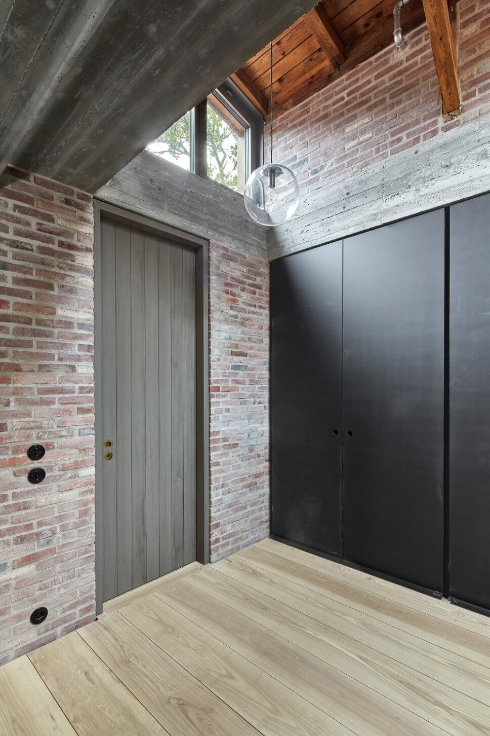 Moderner Flur im Backsteinbau