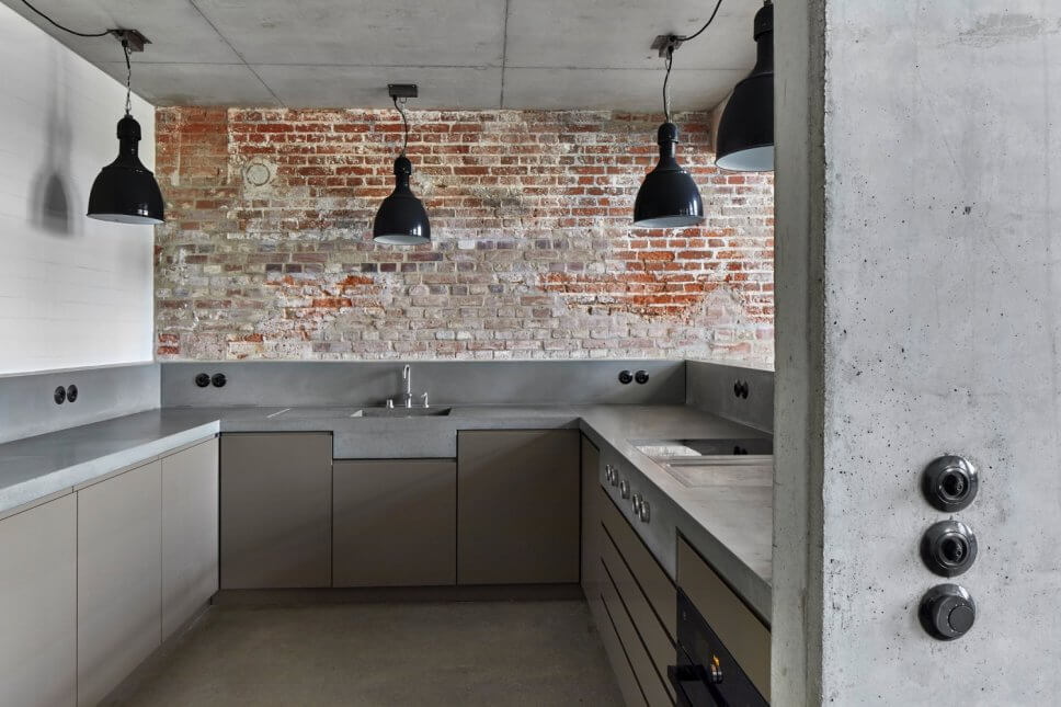 Modern eingerichtete Küche im Backsteinbau