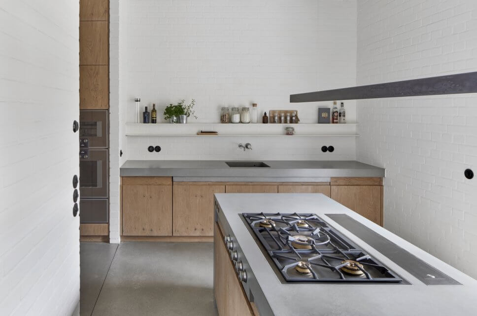 Modern eingerichtete Küche im Backsteinbau