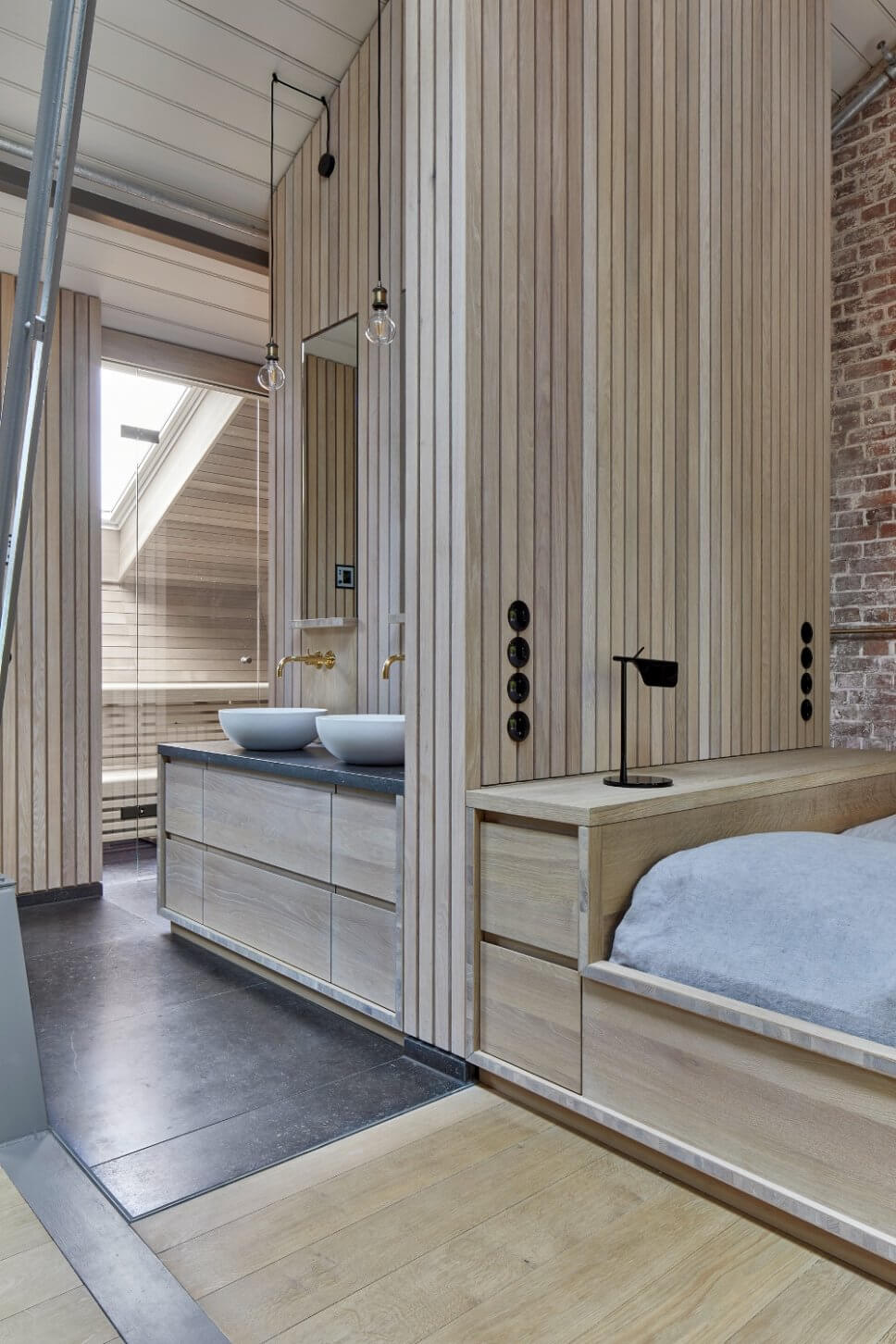 Modern eingerichtetes Schlafzimmer im Backsteinbau