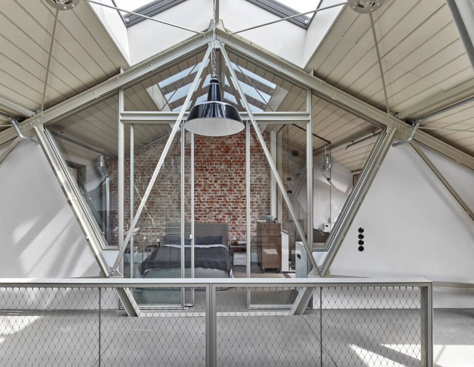 Modern eingerichtetes Schlafzimmer im Backsteinbau