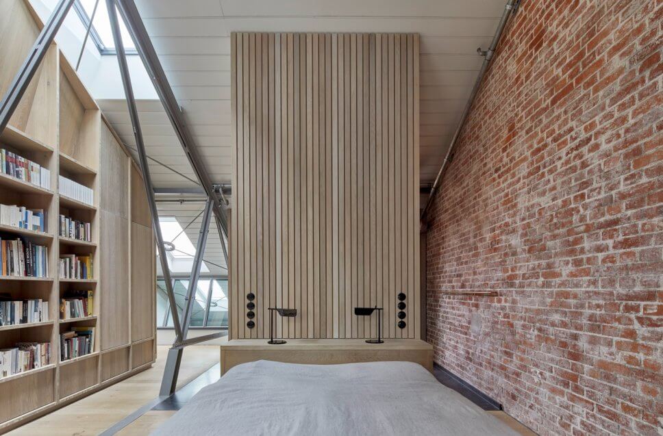 Modern eingerichtetes Schlafzimmer im Backsteinbau