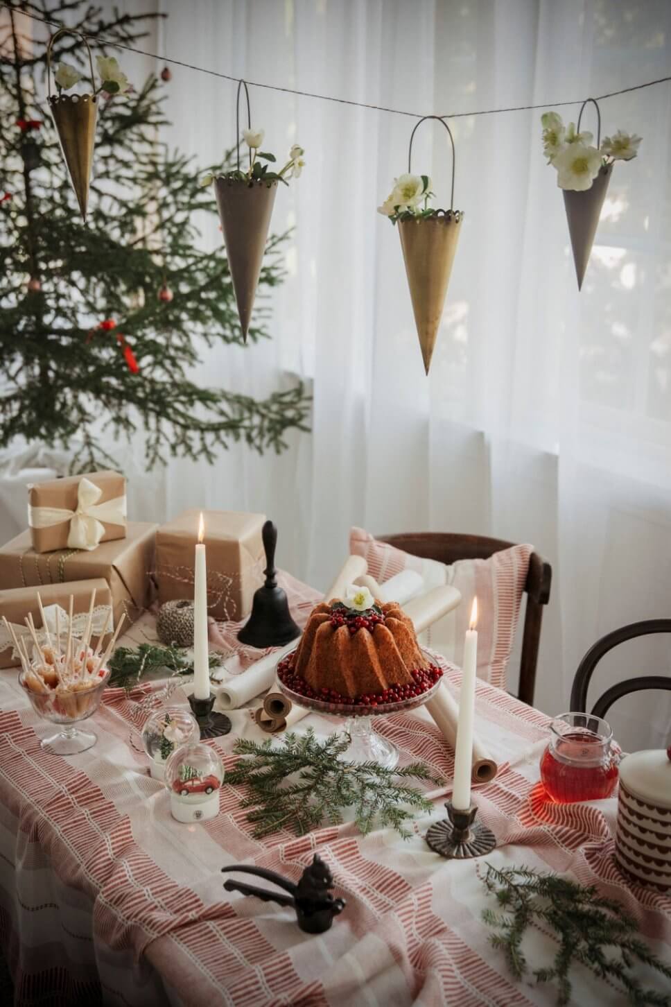 Kaffetafel mit Weihnachtsdeko geschmückt