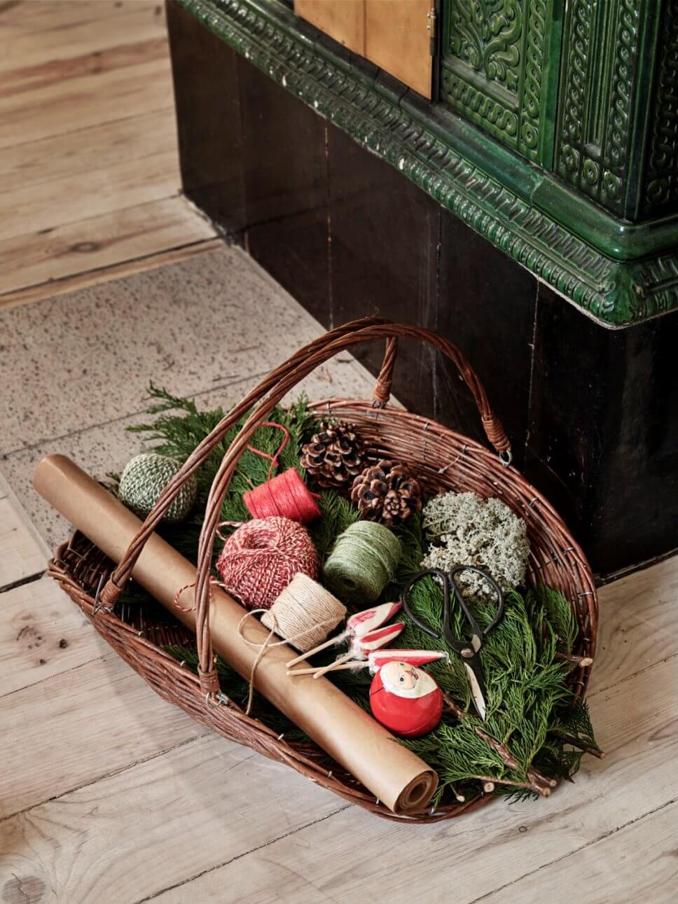 Weidenkorb mit Weihnachtsdeko im schwedischen Landhaus
