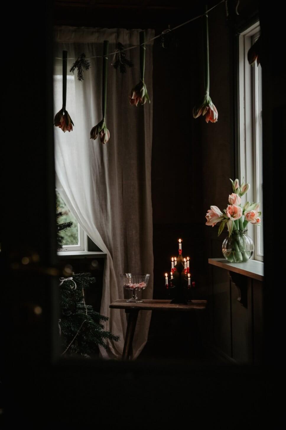 Mit Weihnachtsdeko und Tannenbaum geschmücktes Zimmer im Altbau