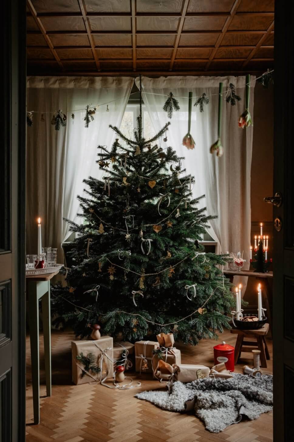 Mit Weihnachtsdeko und Tannenbaum geschmücktes Zimmer im Altbau