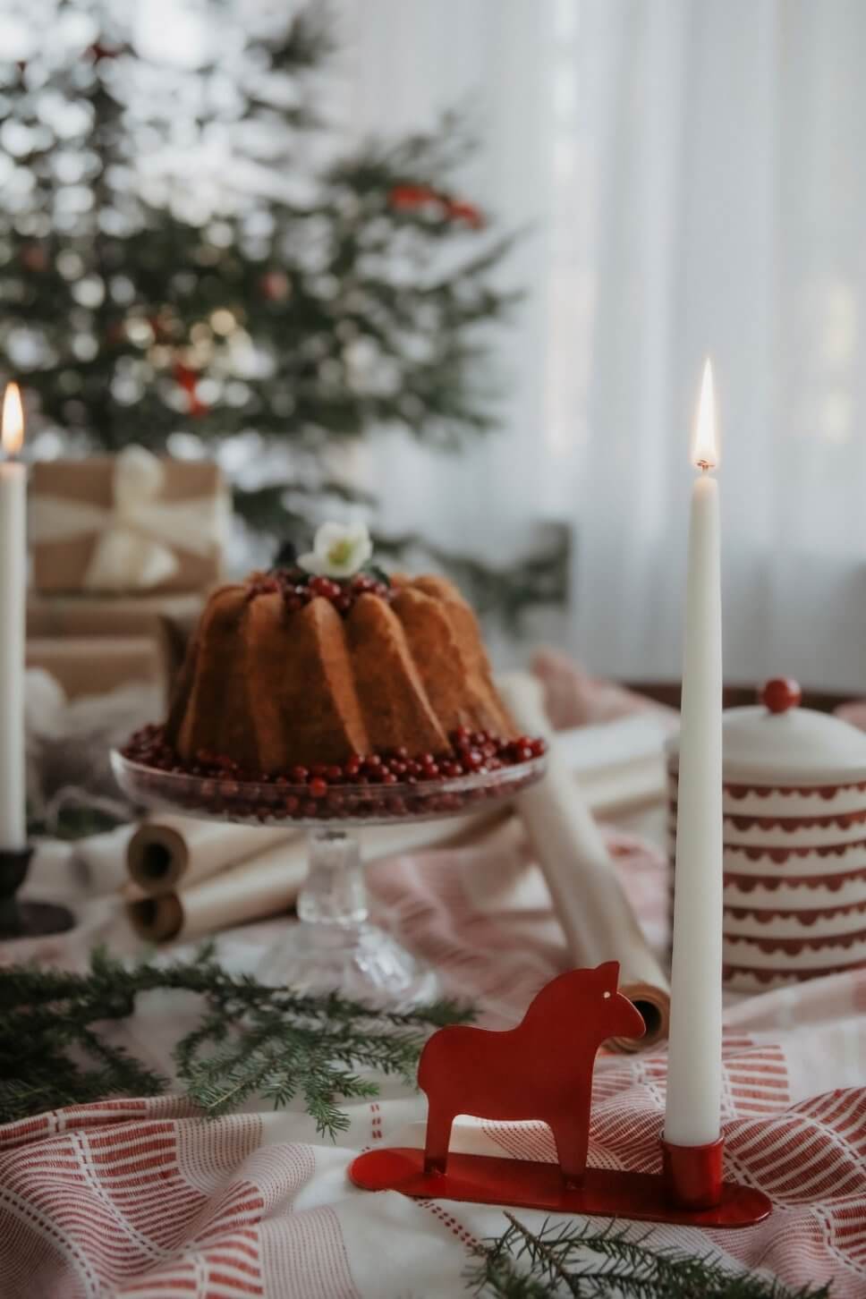 Kaffetafel mit Weihnachtsdeko geschmückt