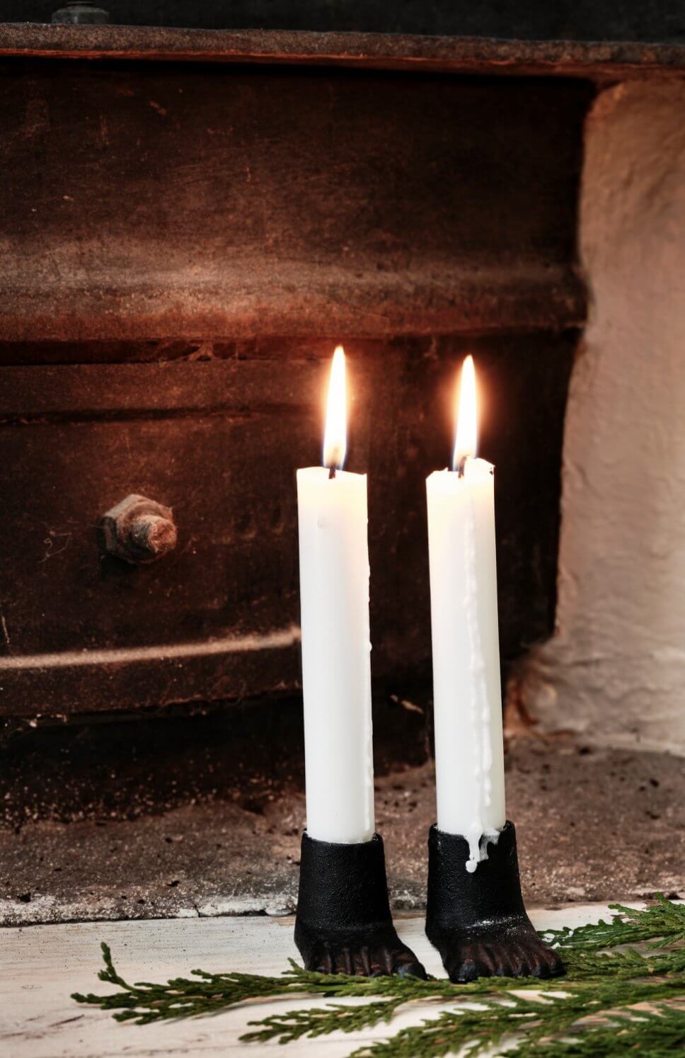 Brennende Kerzen im mit Weihnachtsdeko geschmückten Zimmer im Altbau