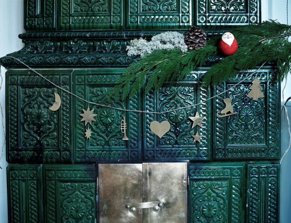 Weihnachtsdeko am Kachelofen im schwedischen Landhaus