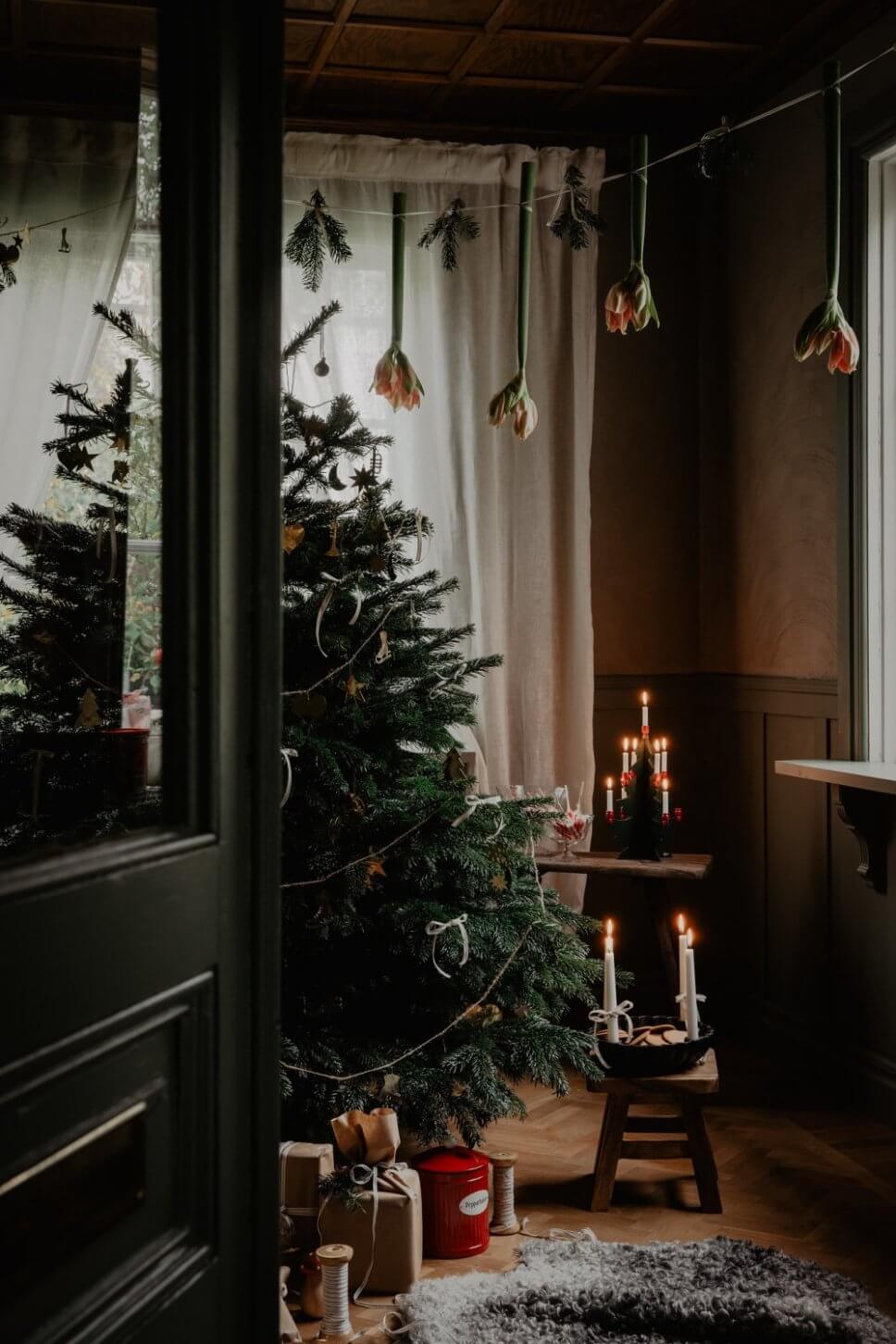 Mit Weihnachtsdeko und Tannenbaum geschmücktes Zimmer im Altbau