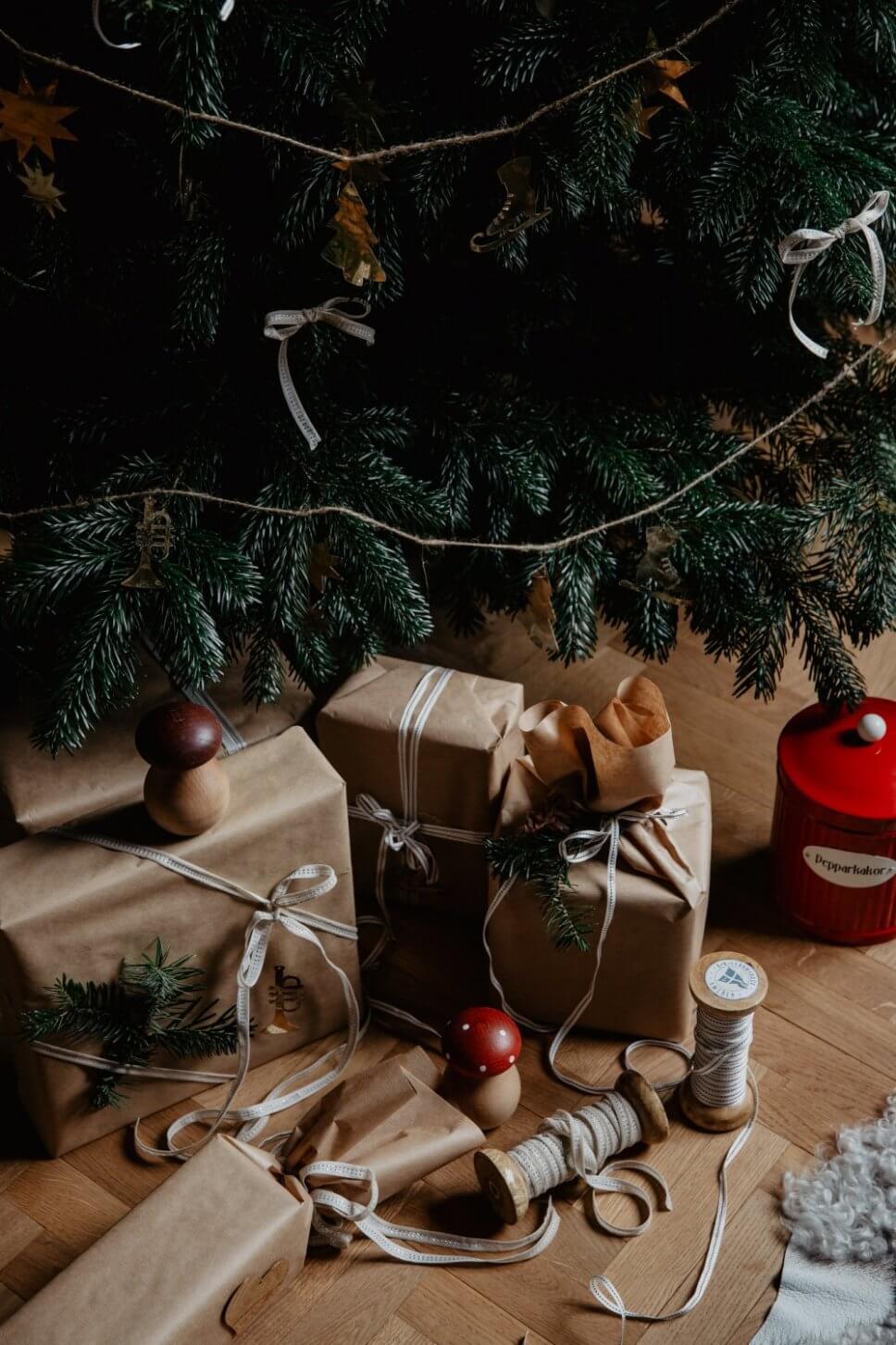 Geschenke liegen unter Tannenbaum