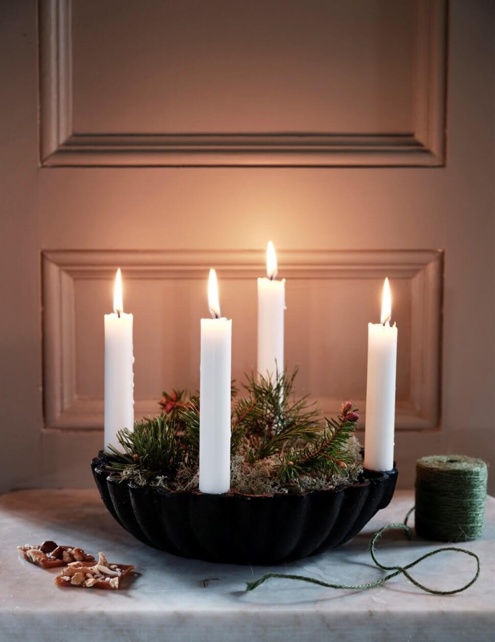 Brennende Kerzen im Adventskranz