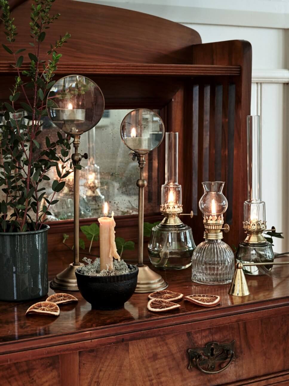 Petroleumlampen und Weihnachtsdeko im schwedischen Landhaus