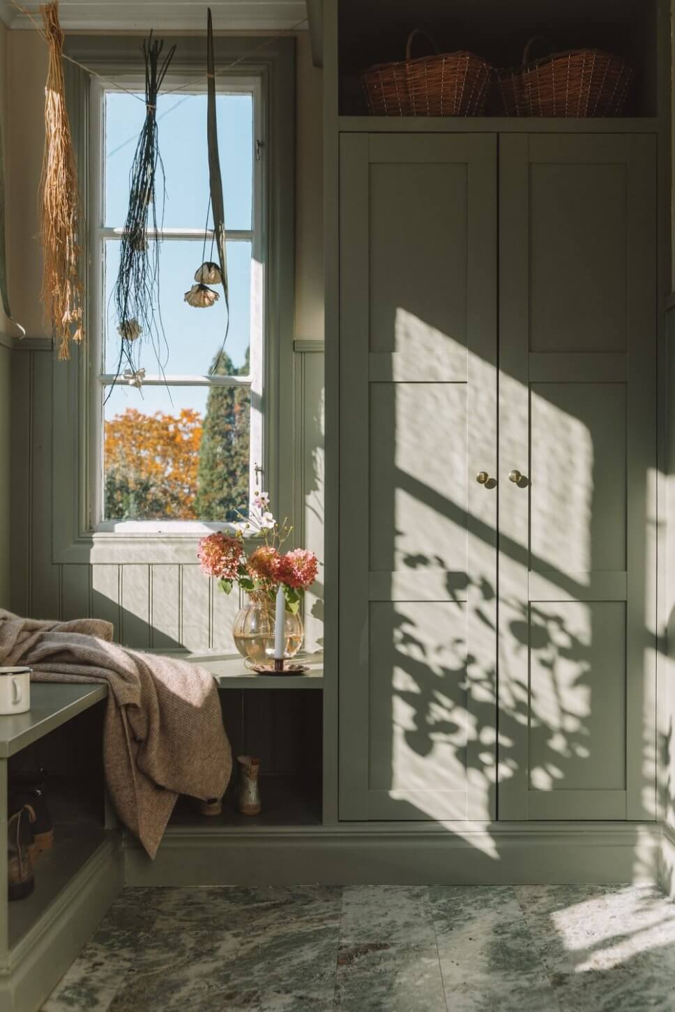 Flur im schwedischen Landhausstil eingerichtet im Altbau