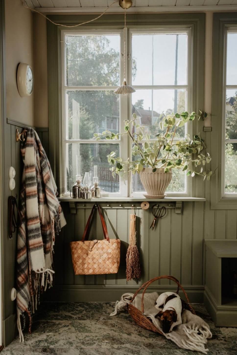 Flur im schwedischen Landhausstil eingerichtet im Altbau