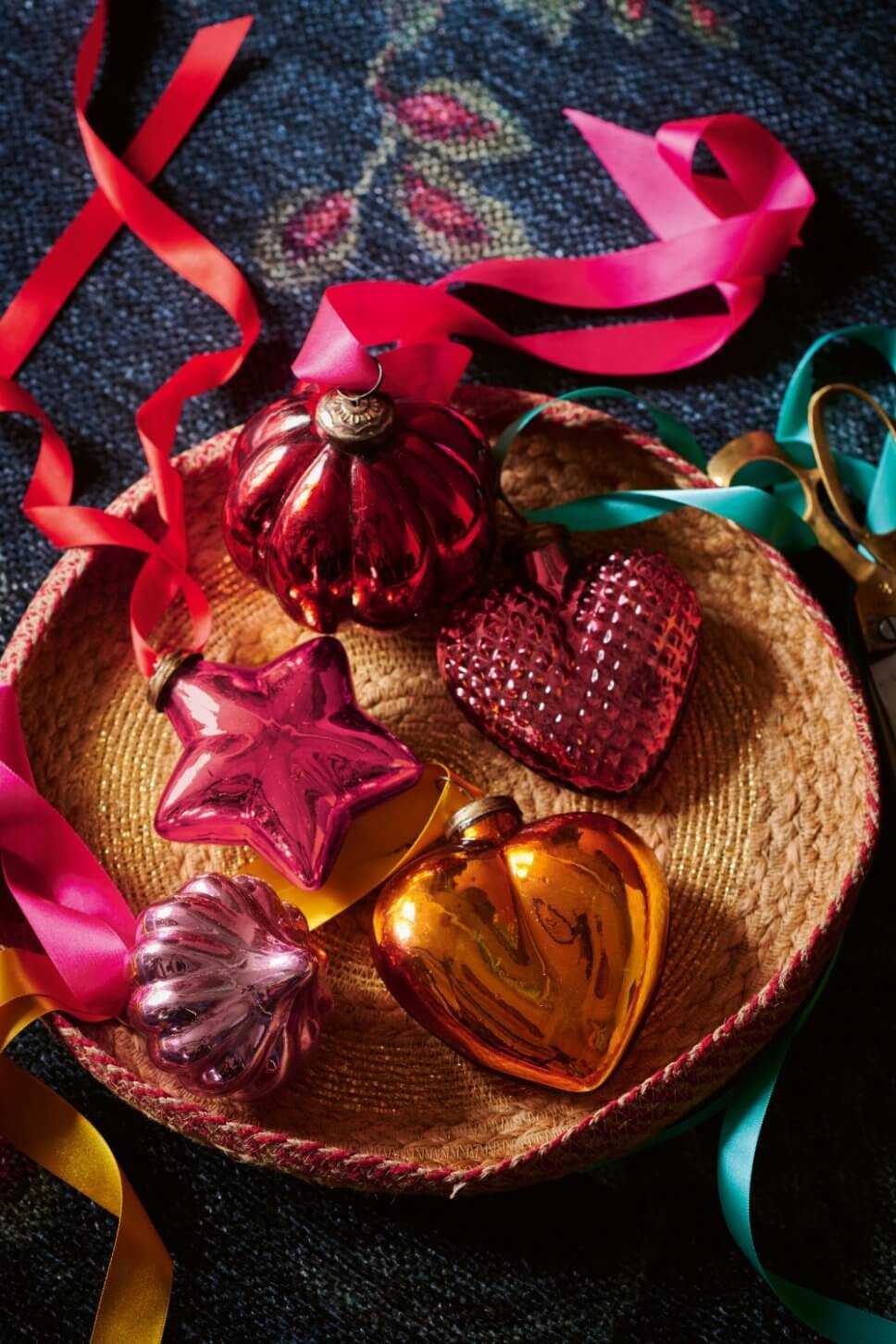 Christbaumkugeln liegen in einem Tablett